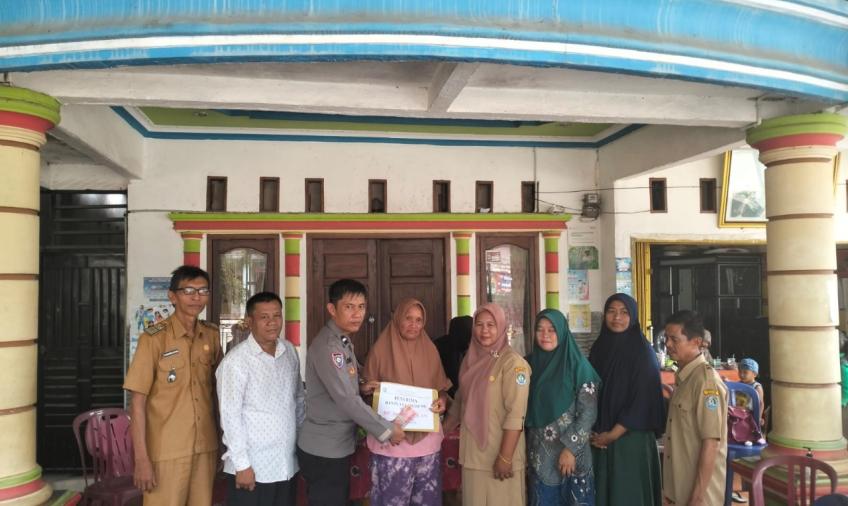 Bhabinkamtibmas Monitoring Penyaluran BLT-DD Tahap IV Tahun 2023 di Desa Cuko Betung 