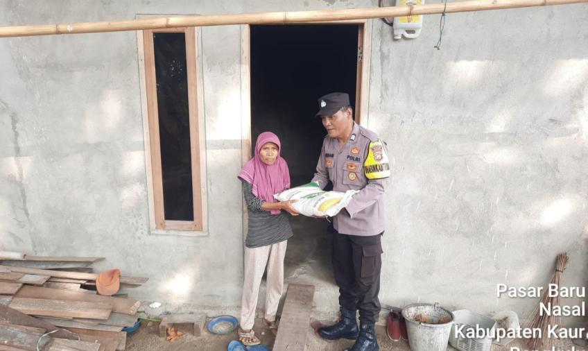 Janda Lansia Ini Terima Bantuan Sembako dari Polsek Nasal 