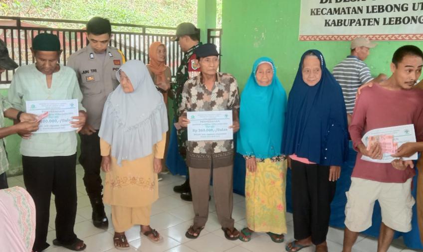 Bhabinkamtibmas Polsek Lebong Utara Hadiri Penyaluran BLT DD di Desa Gandung