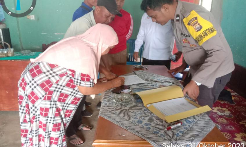 Bhabinkamtibmas Polsek Lebong Selatan Hadiri Pembagian BLT DD di Desa Talang Liak II