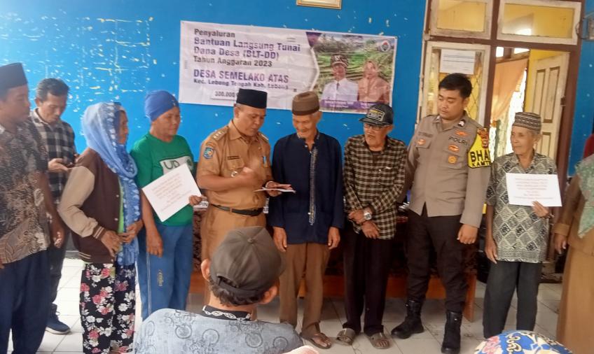 Bhabinkamtibmas Polsek Lebong Tengah Hadiri Pembagian BLT DD di Desa Semelako Atas