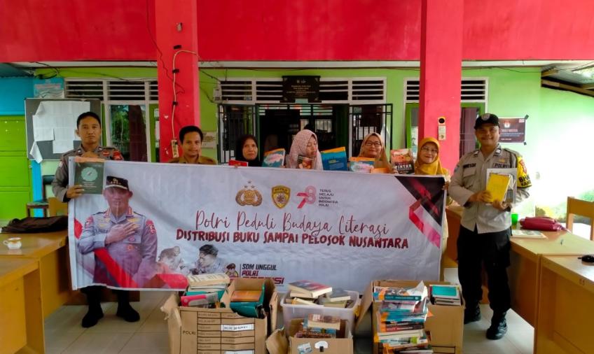 Polri Peduli Literasi Distribusi Buku Sampai Kepelosok Nusantara, Polres BU Bagikan Ratusan Buku
