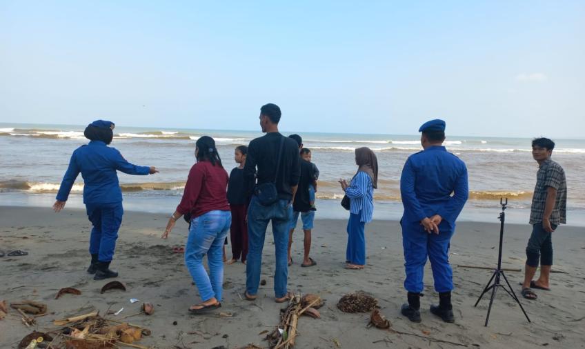 Patroli Dialogis, Polairud Polres BS Sampaikan Imbauan Kamtibmas Kepada Wisatawan Pantai Pasar Bawah 