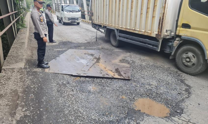Kapolsek Batiknau Beserta Babinkamtibmas Cek Jembatan Paninjau