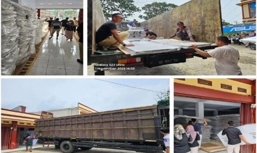 Personel Polresta Bengkulu Lakukan Pengawasan dan Pengmanan Kedatangan Bilik Suara di KPU Kota Bengkulu