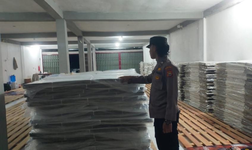 Anggota Satgas Preventif Operasi OMB Polres Kaur Patroli di Gudang Logistik 3 KPU Kabupaten Kaur