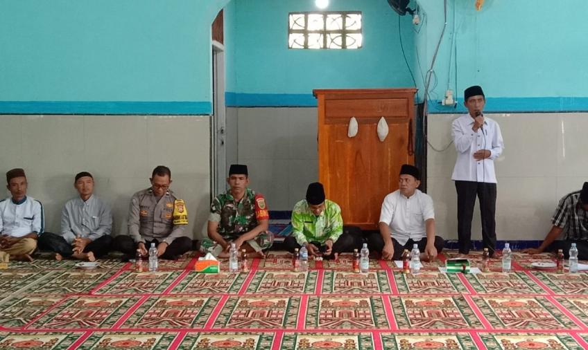 Dukung Kegiatan Masyarakat, Bhabinkamtibmas Polsek Pino Raya Hadir Kegiatan Pelatihan Pengurusan Jenazah di Desa Bandung Ayu 