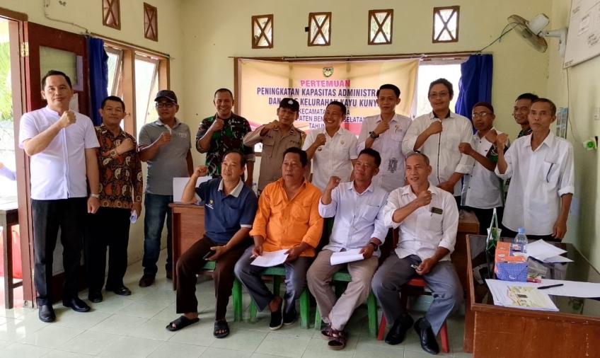 Ikuti Kegiatan Pembinaan Desa, Bhabinkamtibmas Polsek Manna Hadiri Pelatihan Peningkatan Kapasitas Administrasi RT dan Staf Kelurahan Kayu Kunyit