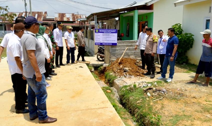 Bhabinkamtibmas Polsek Manna Hadiri Penetapan Titik 0 Pelaksanaan Kegiatan Pembangunan Drainase Siring Pasang 