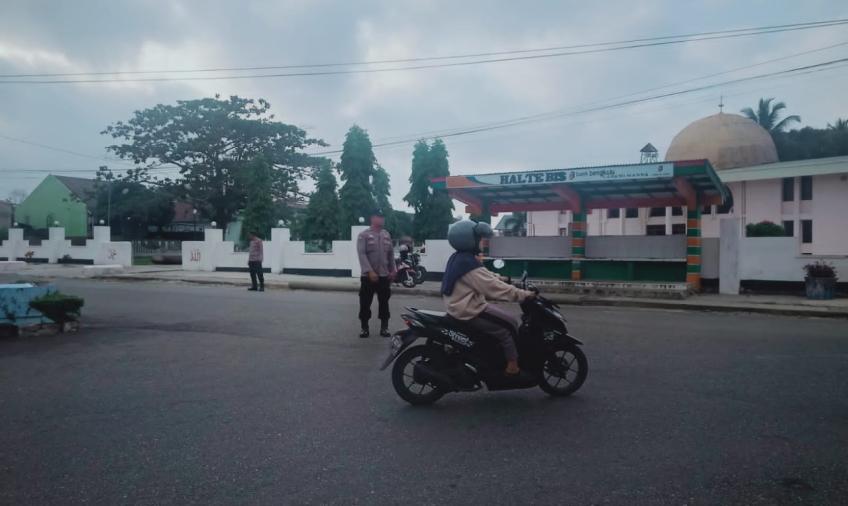 Layani Masyarakat di Pagi Hari, Polres Bengkulu Selatan Laksanakan Pengaturan Lalu Lintas