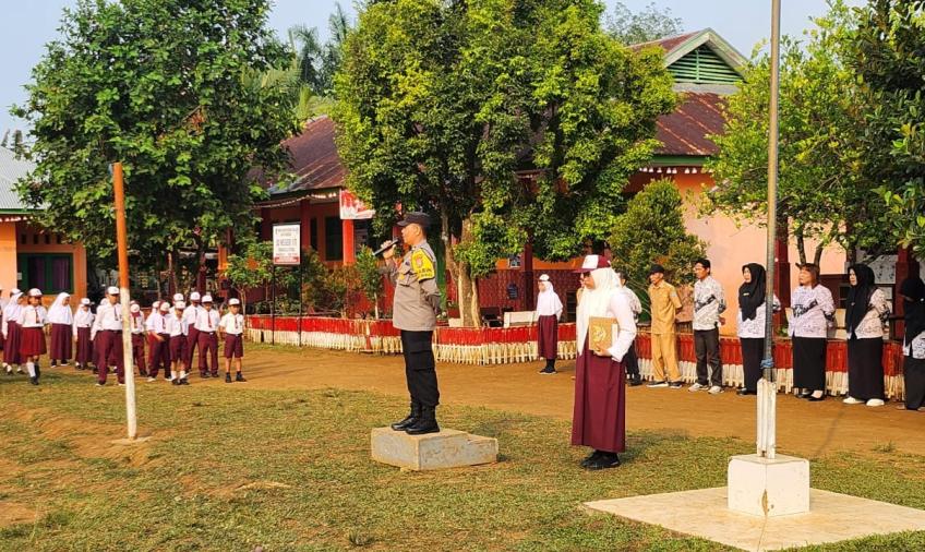 Jadi Pembina Upacara di Sekolah, Bhabinkamtibmas Polres BU Ajak Murid dan Dewan Guru Jaga Kamtibmas