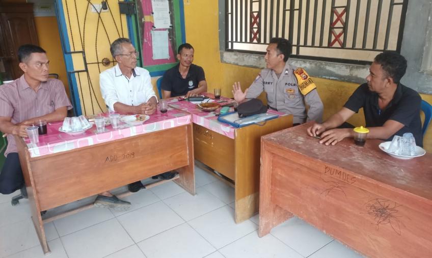 Jumat Curhat, Kanit Binmas Polsek SAM Dengarkan Keluhan dan Tanggapan Terkait Kamtibmas di Desa Jambat Akar 