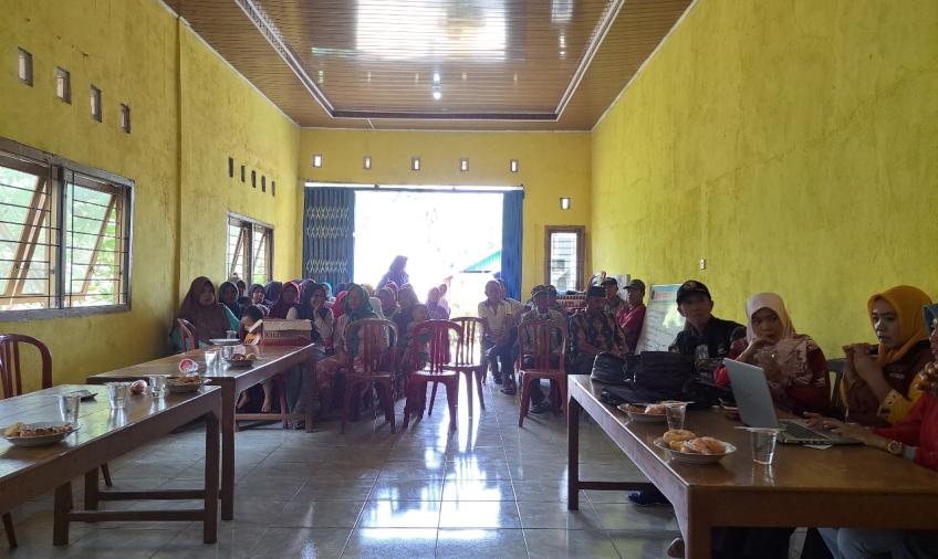 Bhabinkamtibmas Polsek Seginim Musyawarah Khusus Verifikasi Kelayakan Penerima Bantuan Sosial di desa Binaannya