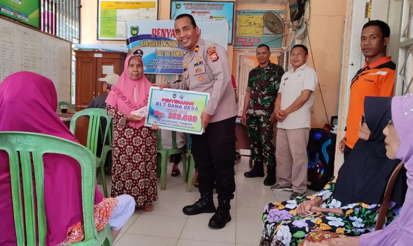Kanit Binmas dan Bhabinkamtibmas Polsek Manna Hadiri Penyaluran BLT DD  Desa Desa Padang Pandan 
