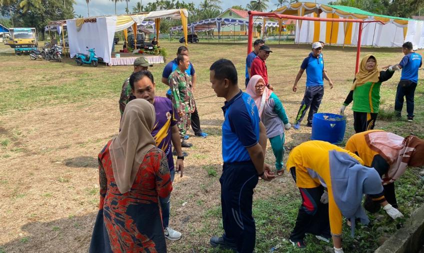 Bersama Warga, Polsek Seginim Gotong Royong Bersihkan Lapangan Kecamatan Air Nipis