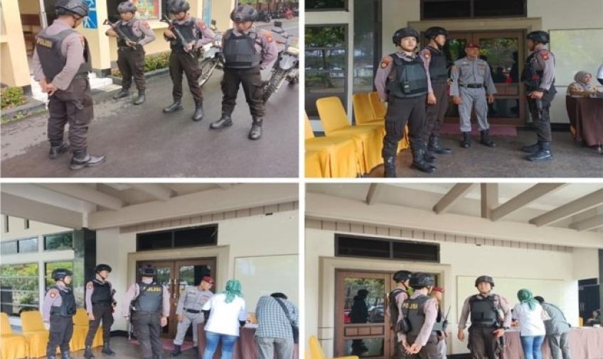 Personel Sat Samapta Polresta Bengkulu Lakukan Pengamanan Rapat Koordinasi Finalisasi Pengisian dan Verifikasi Data Calon DPRD Kota 