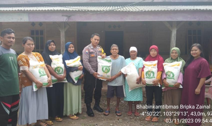 Bhabinkamtibmas Polsek Kaur Tengah Hadiri Penyaluran BLT DD di Desa Sinar Mulya