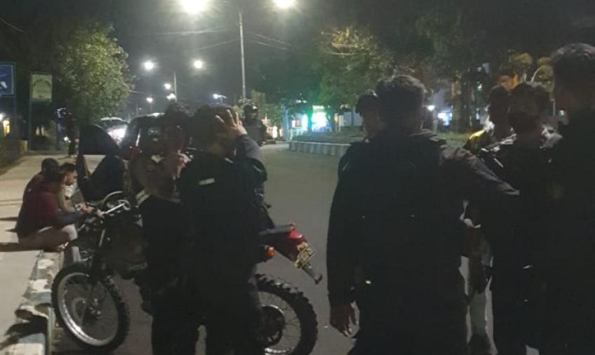 Patroli, Personel Polsek Ratu Agung Lakukan Penertiban Pemuda yang Nongkrong dan Mabukan-Mabukan di Pinggir Jalan 