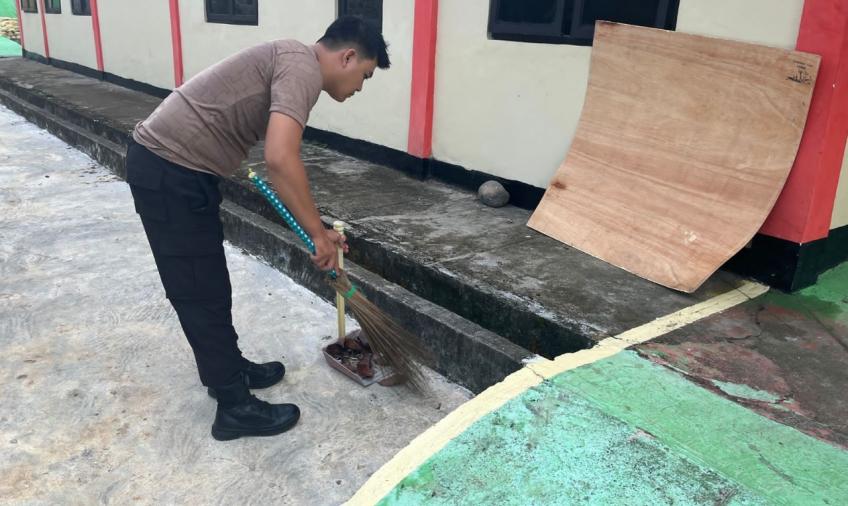 Personel Polsek Muara Sahung Kurve Kebersihan di Seputaran Mako 
