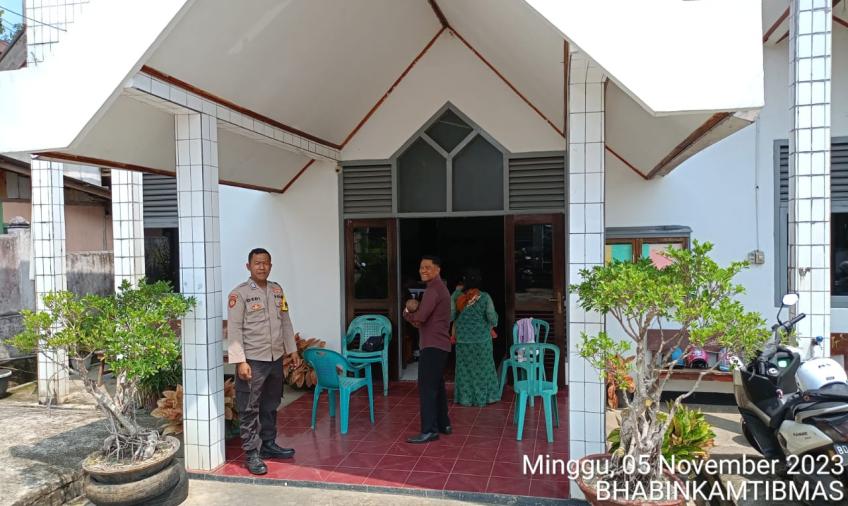 Personel Polsek Lebong Utara Laksanakan Pengamanan Ibadah Mingguan di Gereja  