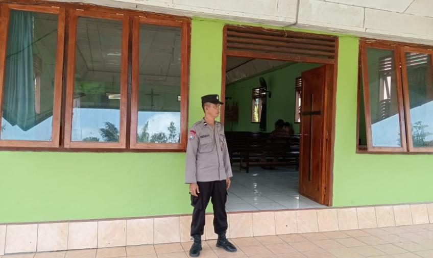 Cipta Kondisi Aman Dalam Beribadah, Babinkamtibmas Polsek Seginim Laksanakan Pengamanan di Gereja