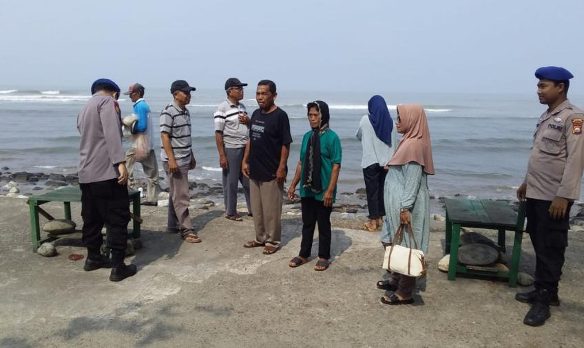Di Pantai Pasar Bawah, Personel Sat Polairud Sampaikan Imabauan Kamtibmas kepada Nelayan dan Pengunjung