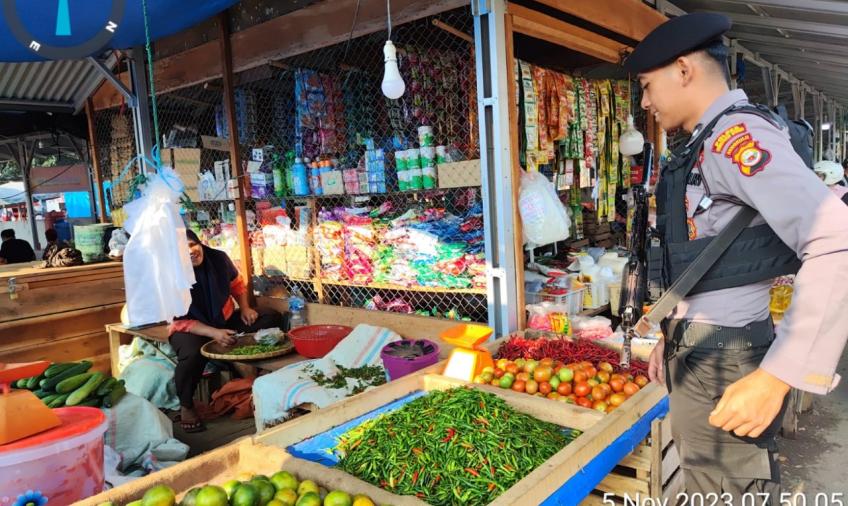 Patroli Siang Hari, Sat Samapta Polres Bengkulu Utara Sampaikan Imbauan Kamtibmas dan Prokes di Pasar Purwodadi