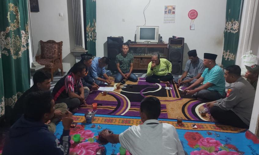 Bhabinkamtibmas Mediasi Penutupan Saluran Air Irigasi Warga Desa Selebar Jaya