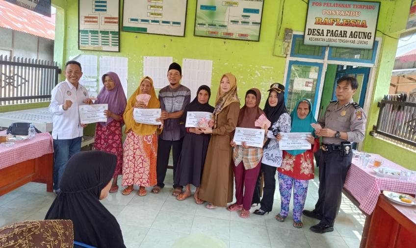 Bhabinkamtibmas Polsek Lebong Tengah Hadiri Penyaluran BLT DD di Desa Pagar Agung