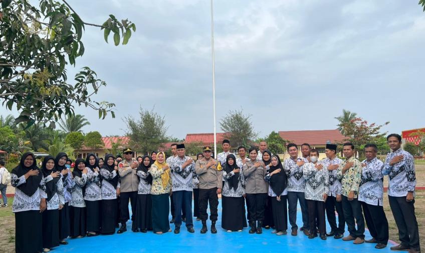 Jadi Inspektur Upacara di SMKN 6, Kapolsek KSKP Ingatkan Siswa Tidak Terlibat Tindakan Pidana