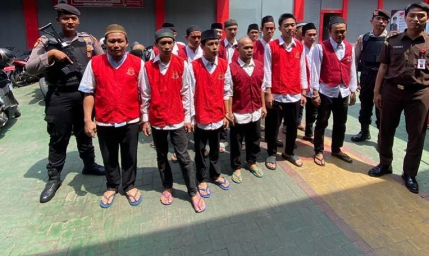 Personel Sat Samapta Polresta Bengkulu Kawal Tahanan Umum Menuju Kantor PN Bengkulu