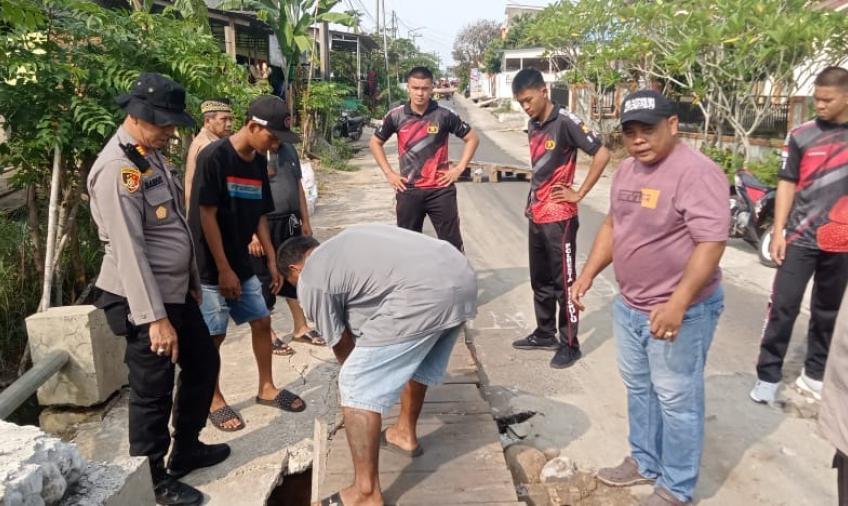 Bersama Warga, Bhabinkamtibmas Kelurahan Padang Serai Gotong Royong Bangun Jembatan 