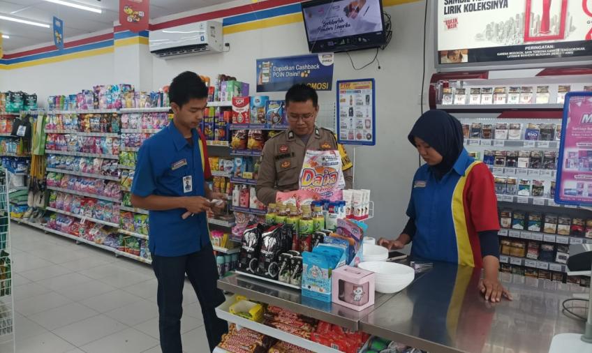 Sambangi Penjaga Indomaret, Bhabinkamtibmas Sampaikan Imbauan Kamtibmas