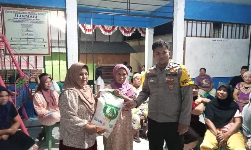 Bhabinkamtibmas Polsek Lebong Selatan Dampingi Pembagian Beras Bantuan Pemerintah di Desa 