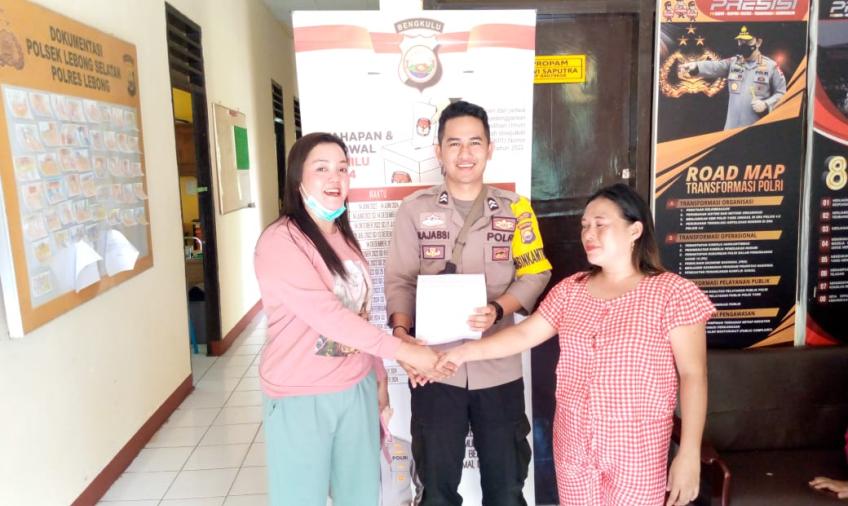 Bhabinkamtibmas Damaikan  Emak-emak yang Berselisih