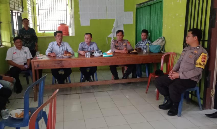 Bhabinkamtibmas Polsek Pino Raya Hadiri Survei Fisik Pembangunan Desa Binaannya 