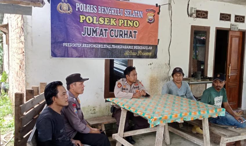 Perkuat Sinergitas Polisi dengan Masyarakat, Polsek Pino Gelar Jumat Curhat di desa Gedung Agung 