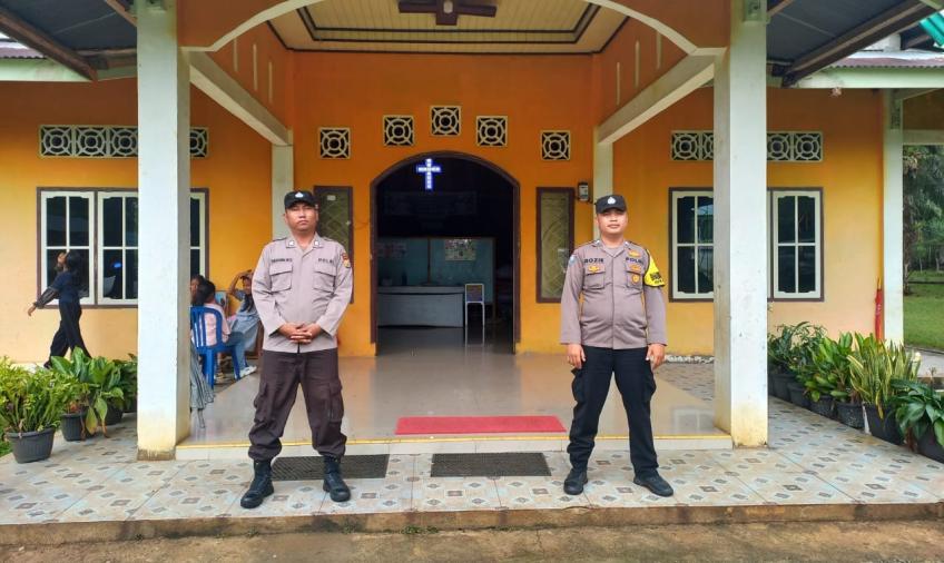 Babinkamtibmas Polsek Kota Manna Laksanakan Monitor dan Pengamanan Gereja Ciptakan Kenyamanan Beribadah