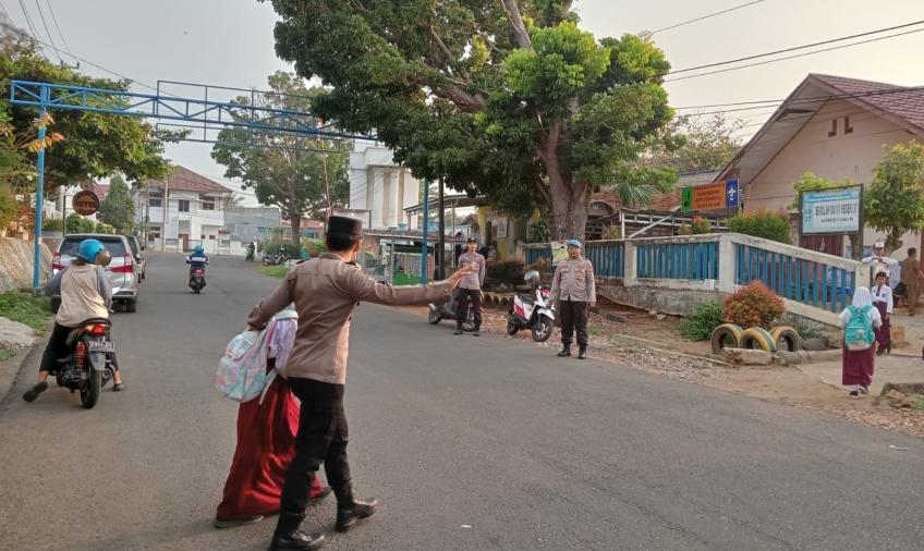 Polresta Bengkulu dan Jajaran Pengamanan Turlalin Pagi di Persimpangan 