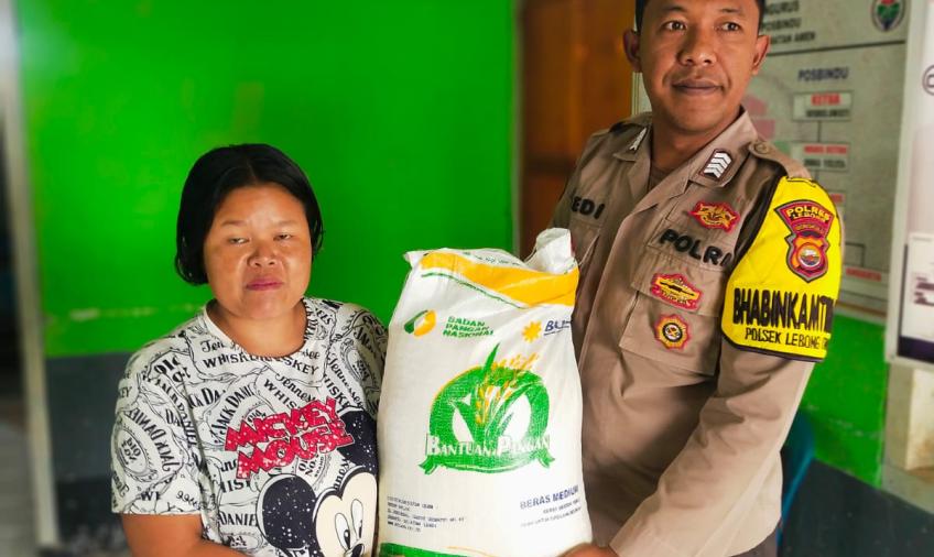 Bhabinkamtibmas Polsek Lebong Utara Hadiri Penyaluran Bantuan Pangan di Desa Pyang Mbik