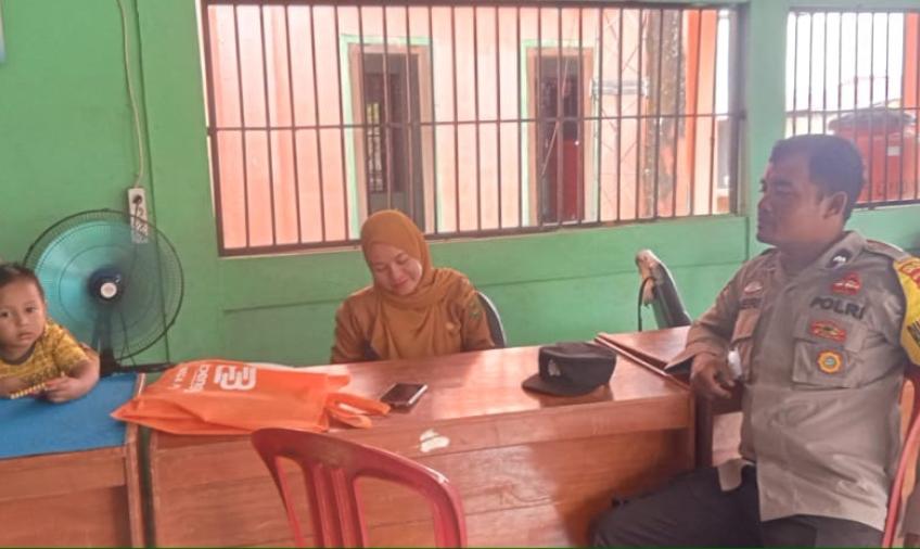 Bhabinkamtibmas Polsek Seginim Sambangi Desa Suka Rami Berikan Pembinaan dan Penyuluhan Antisipasi Tindak Pidana Kekerasan Terhadap Anak dan Perempuan 