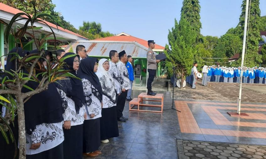 Kasat Binmas Pimpin Upacara di SMAN 2 BS,  Sampaikan  Anti Narkoba dan Kenakalan Remaja Hingga Bulying 