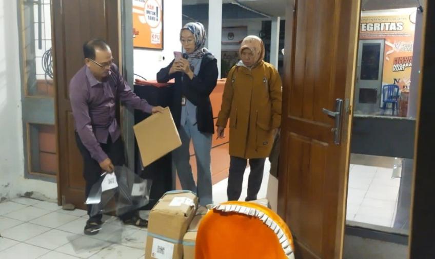 Polres BS, Lakukan Pengamanan Kedatangan Logistik Pemilu 2024 Berupa Segel di Gudang Logistik KPU 