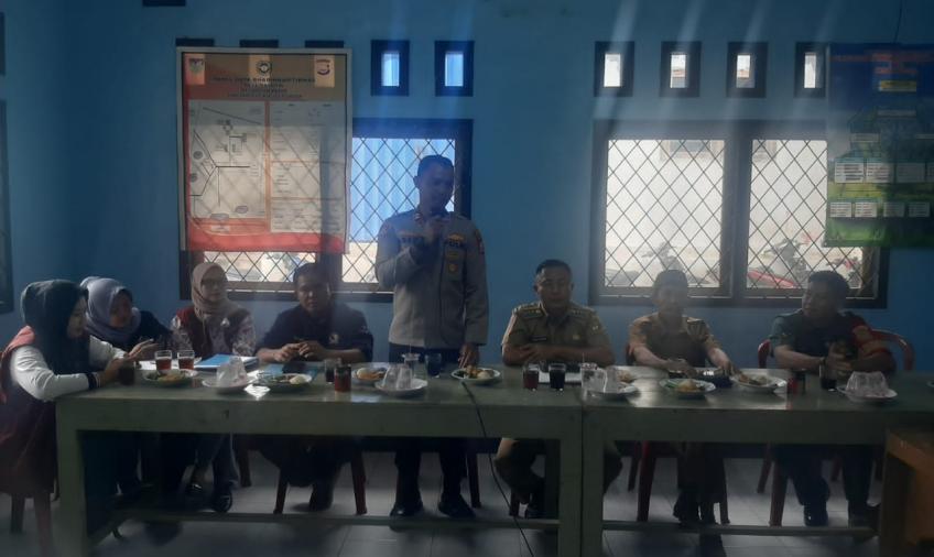Dukung Proram Desa, Kapolsek Manna dan Bahbinkamtibmas Polsek Manna Menghadiri Musyawarah Verifikasi Kelayakan Penerima Bantuan Sosial 