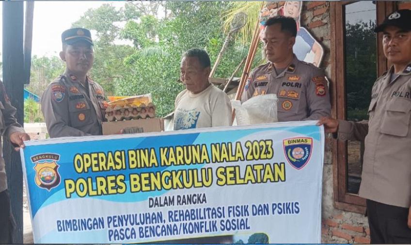 Hari Ke Tujuh Pelaksanakan OPS Bina Karuna Tahun 2023, Polres BS Salurkan Bansos Paket Sembako di Tiga Desa