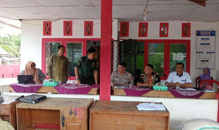 Bhabinkamtibmas Polsek Manna Lakukan Pengecekan Pembagian Beras Bantuan du Desa Binaan 