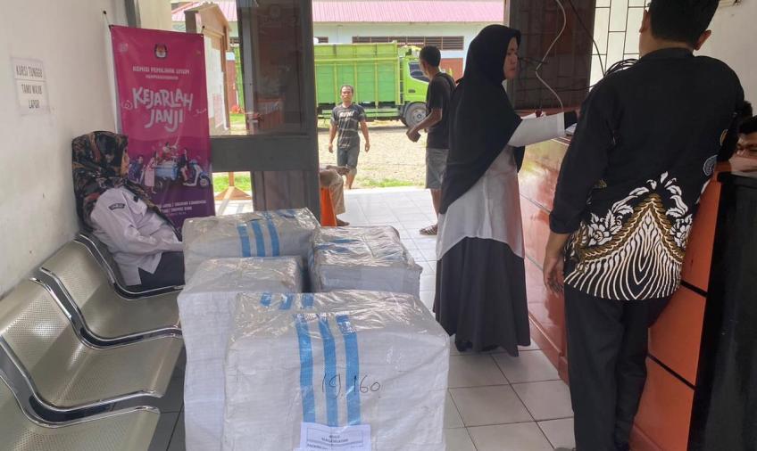 Polres BS Lakukan Pengamanan Kedatangan Logistik Pemilu 2024 Berupa Segel Plastik di KPU Bengkulu Selatan 