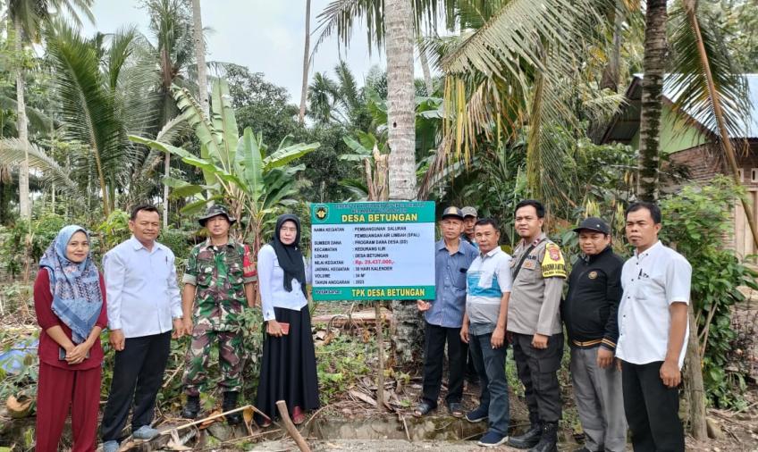 Bhabinkamtibmas Polsek Kedurang Hadiri Survei Fisik Pembangunan Desa untuk Tahun Anggaran 2024