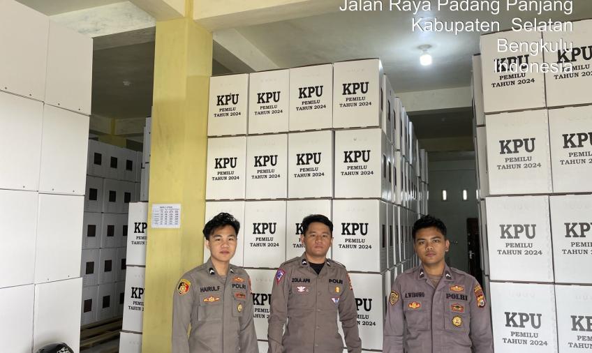 Perketat Pengamanan Gudang Logistik KPU, Personil Polres Bengkulu Selatan Pastikan  Keamanan Logistik Pemilu 2024