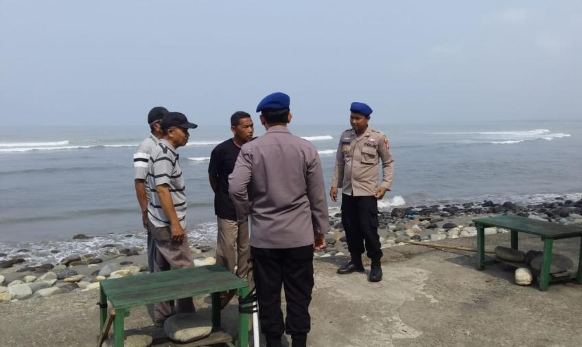 Polairud Polres Begkulu Selatan Patroli ke Masyarakat Perairan Pantai Pasar Bawah Sampaikan Himbauan Kamtibmas